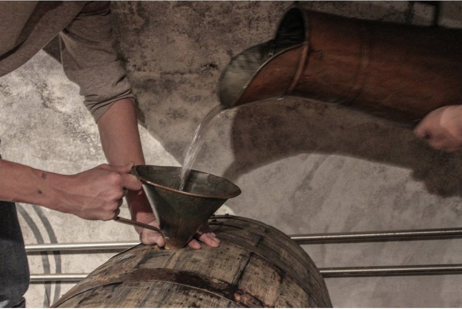 Plnění soukromého sudu v TŌSH Distillery